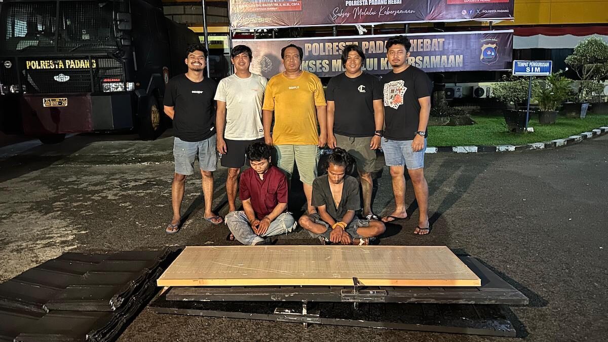 Dua orang buruh curi bahan bangunan di Lubeg. (dok. istimewa)