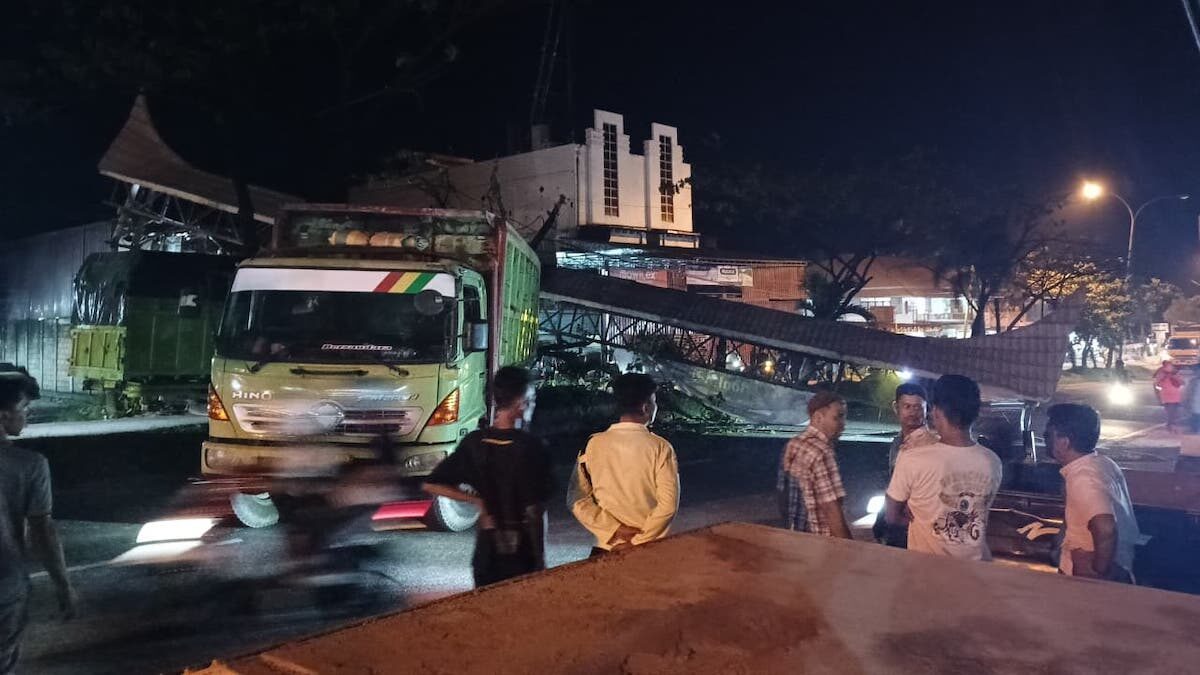 Gapura runtuh di jalur Padang-Solok. (dok. istimewa)