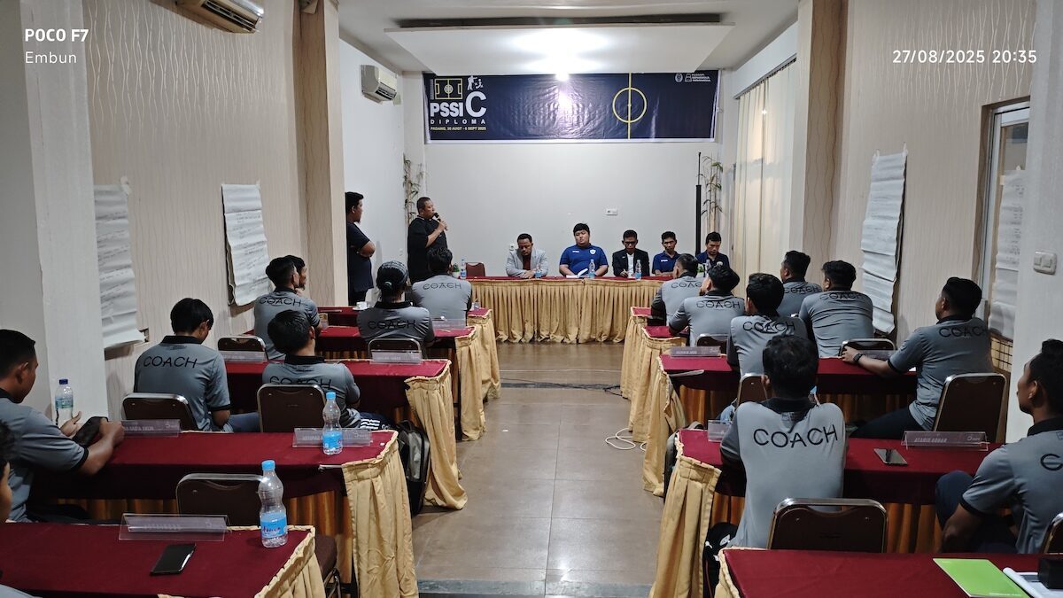 Kursus kepelatihan sepakbola Diploma C PSSI digelar di Padang. (dok. Radarsumbar)