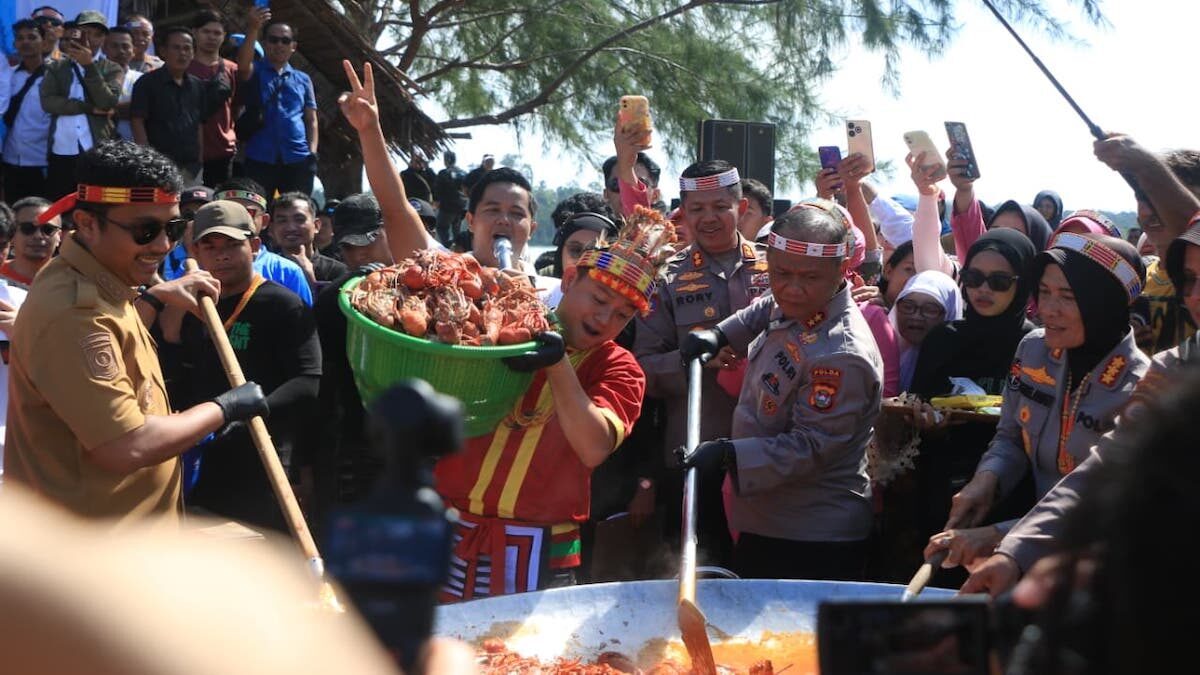 Polda Sumbar sabet rekor MURI untuk memasak lobster saus Padang terbanyak. (dok. istimewa)