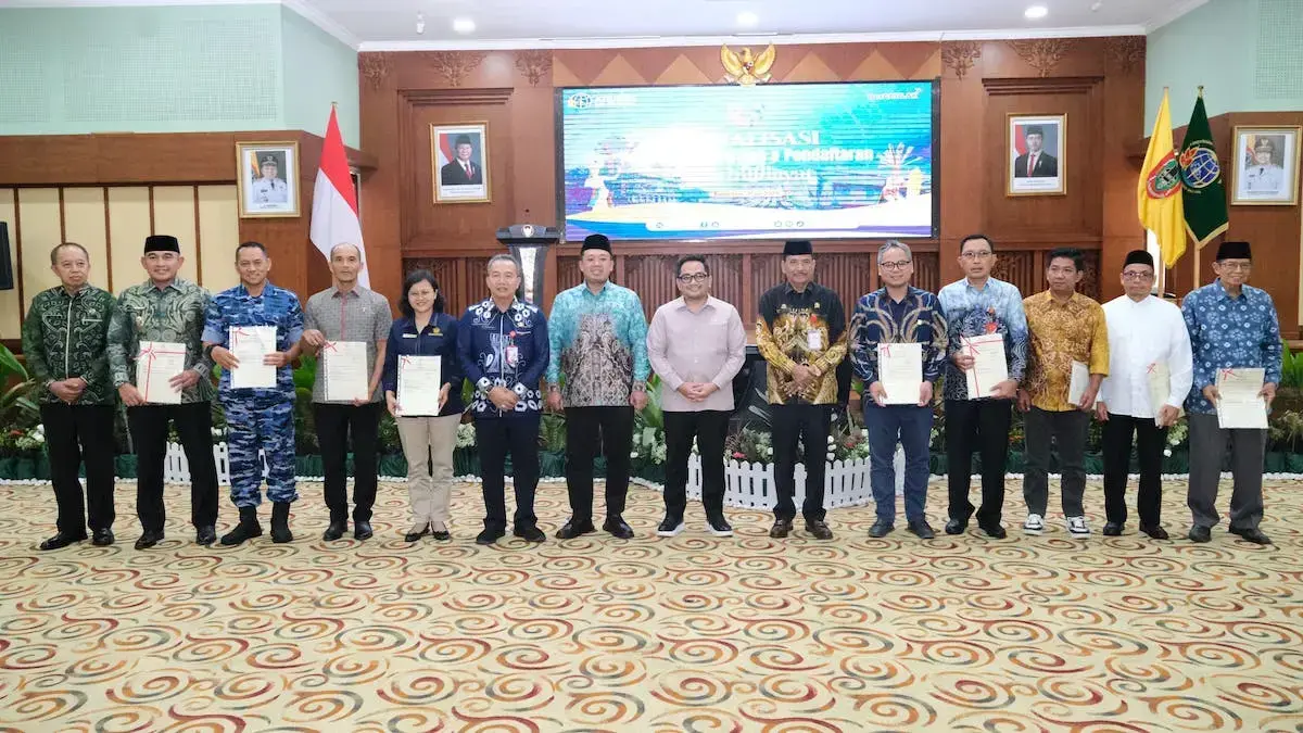 Menteri ATR/BPN Nusron Wahid serahkan sertifikat hak milik untuk warga dan tokoh adat di Kalsel. (dok. istimewa)