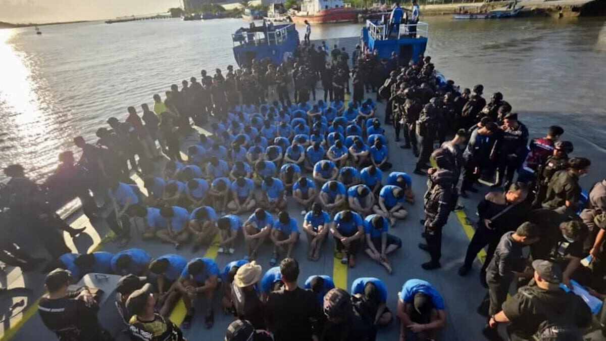 Direktorat Jenderal Pemasyarakatan memindahkan 100 narapidana berisiko tinggi asal wilayah Riau ke lembaga pemasyarakatan dengan pengamanan super maksimum di Nusakambangan, Jawa Tengah, Jumat (30/5/2025). (Foto: Dok.Ditjenpas)