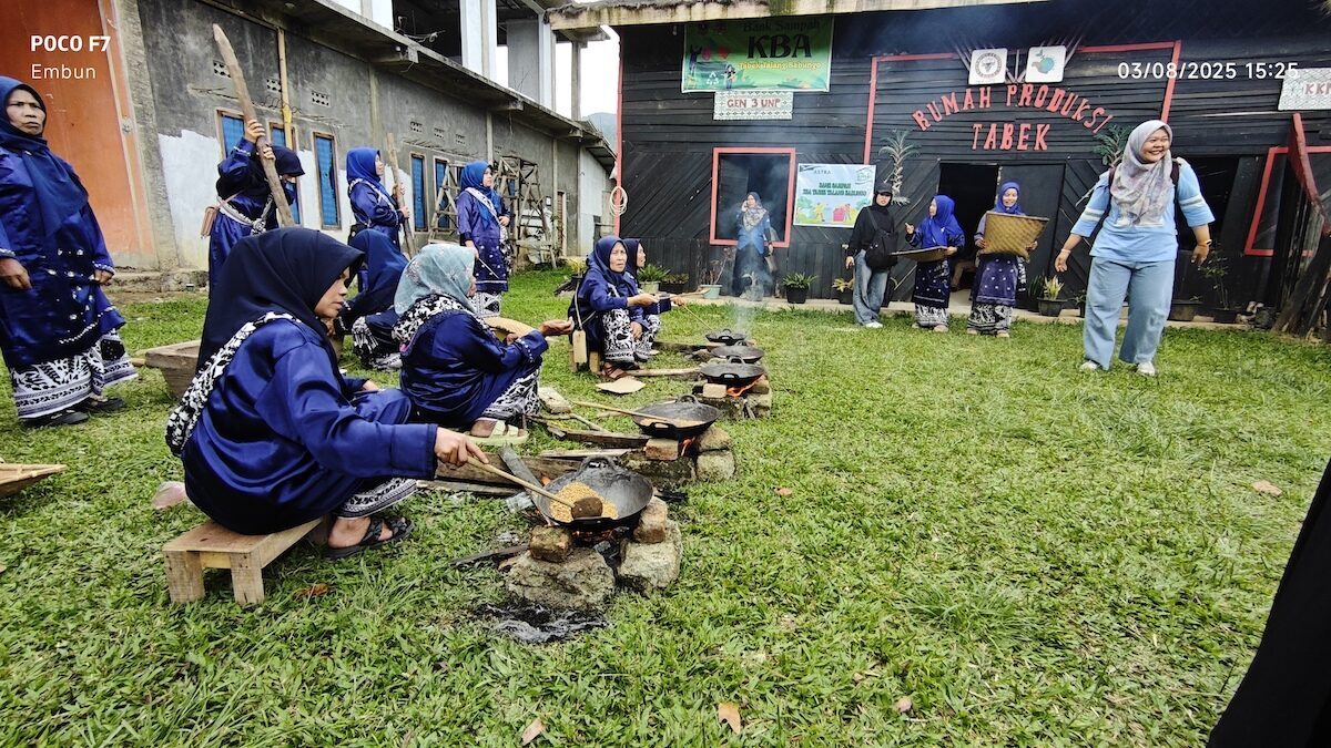 Para emak-emak di Jorong Tabek membuat emping sangrai sebagai panganan. Jorong Tabek dikenal sebagai Kampung Berseri Astra (KBA). (dok. Agoes Embun/Radarsumbar)