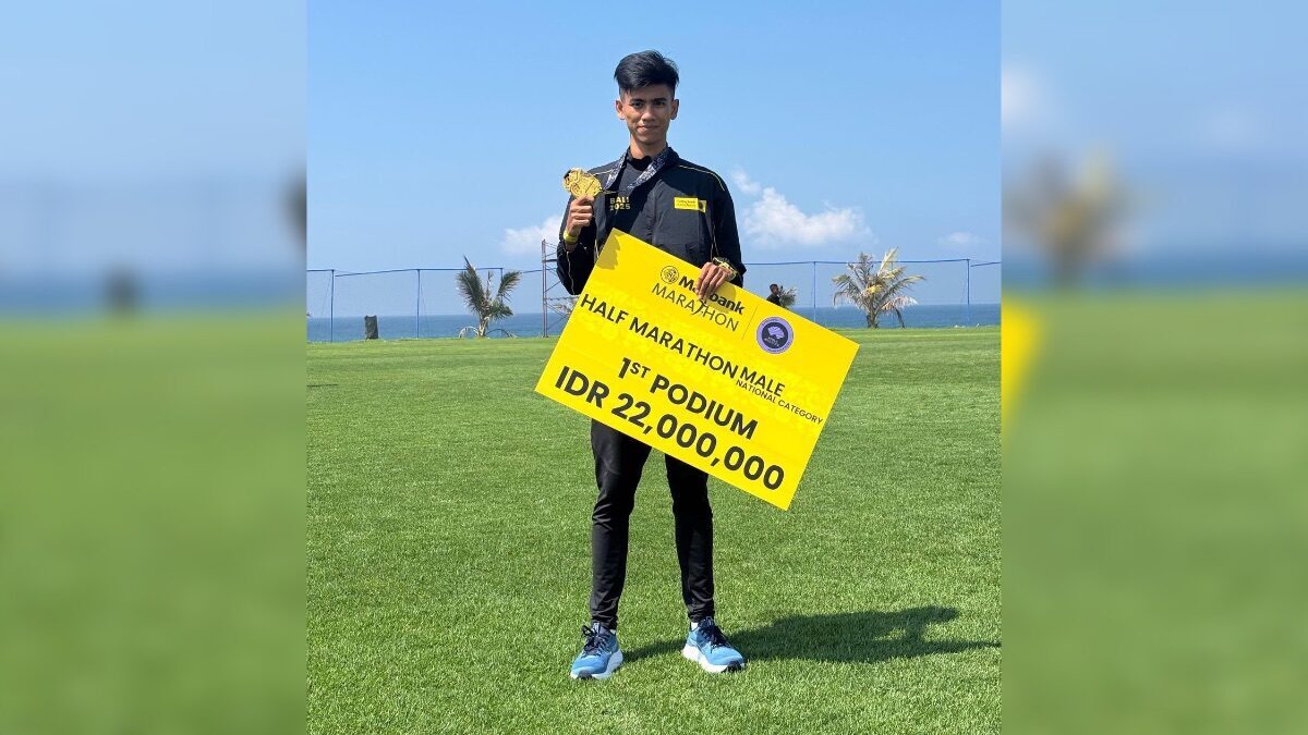 Pelari muda Kota Padang raih podium half marathon di iven Maybank Bali International Marathon 2025. (dok. istimewa)