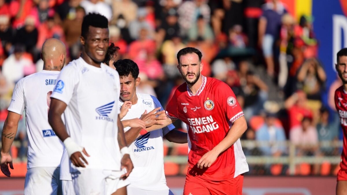 Bek anyar Semen Padang FC Rui Rampa berusaha menganggu pergerakan pemain depan PSM. (dok. Ileague)