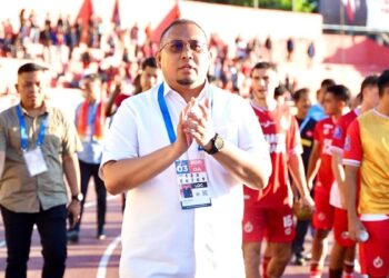 Penasihat Semen Padang FC Andre Rosiade saat menemani tim berkeliling menyapa penonton di GHAS. (dok. Radarsumbar)