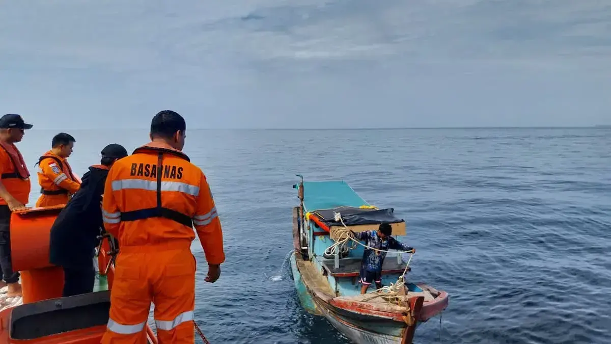 Penemuan kapal nelayang yang hilang kontak di Perairan Pessel, dua awak ditemukan selamat. (dok. Basarnas Padang)