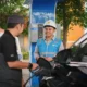 Pengguna kendaraan listrik saat mengisi daya di SPKLU. (dok. istimewa)