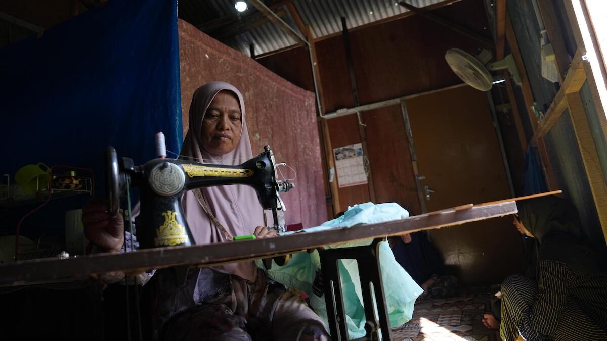 Zahara, seorang penjahit asal Gampong Pande, Banda Aceh, kini bisa menjahit dan mengembangkan usahanya setelah mendapatkan sambungan listrik mandiri melalui program Light Up The Dream PLN. (dok. istimewa)