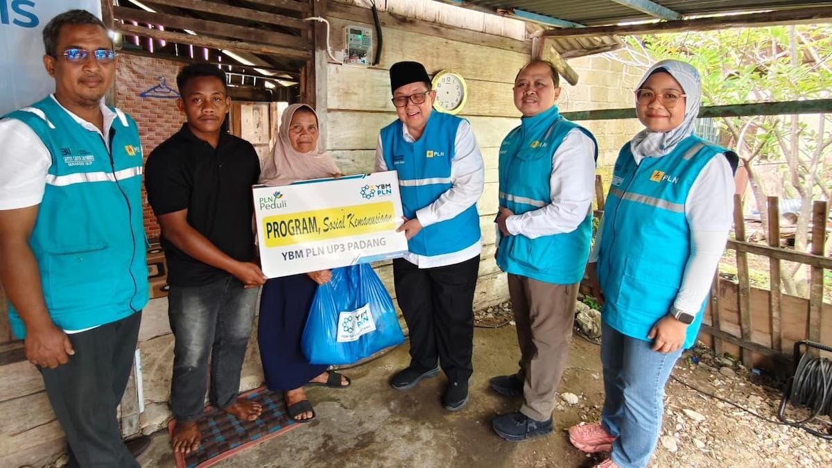 Penyalaan listrik gratis yang dilakukan YBM PLN UID Sumbar bersama komisaris independen Ali Masykur Musa. (dok. Humas PLN Sumbar)