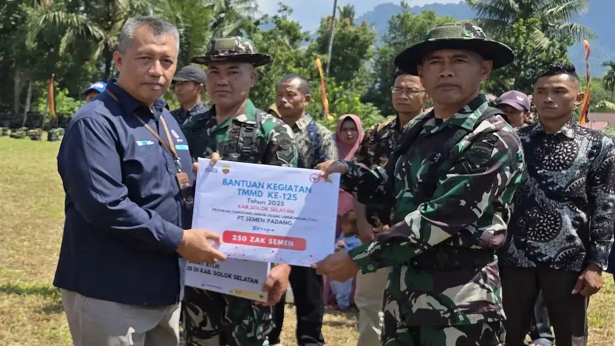 Penyerahan bantuan untuk TMMD di Solok Selatan dari Semen Padang. (dok. istimewa)