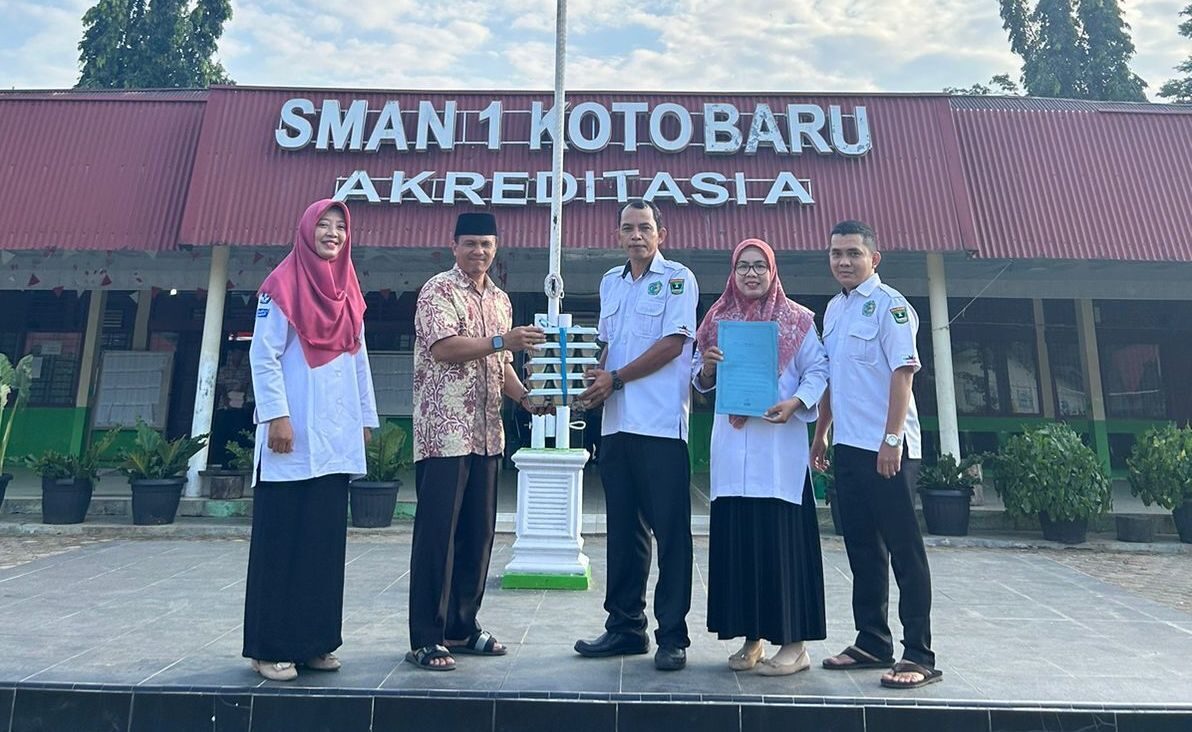 Penyerahan berkas untuk SPPG di SMAN 1 Koto Baru, Dharmasraya. (dok. istimewa)