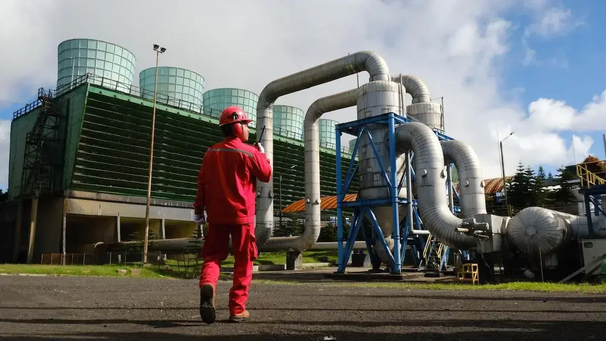 Petugas PLN Indonesia Power memastikan keandalan PLTP Kamojang. (dok. PLN)