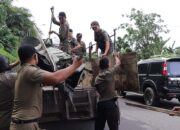Satpol PP Padang Tertibkan Lapak PKL di Jalan Sutan Syahrir
