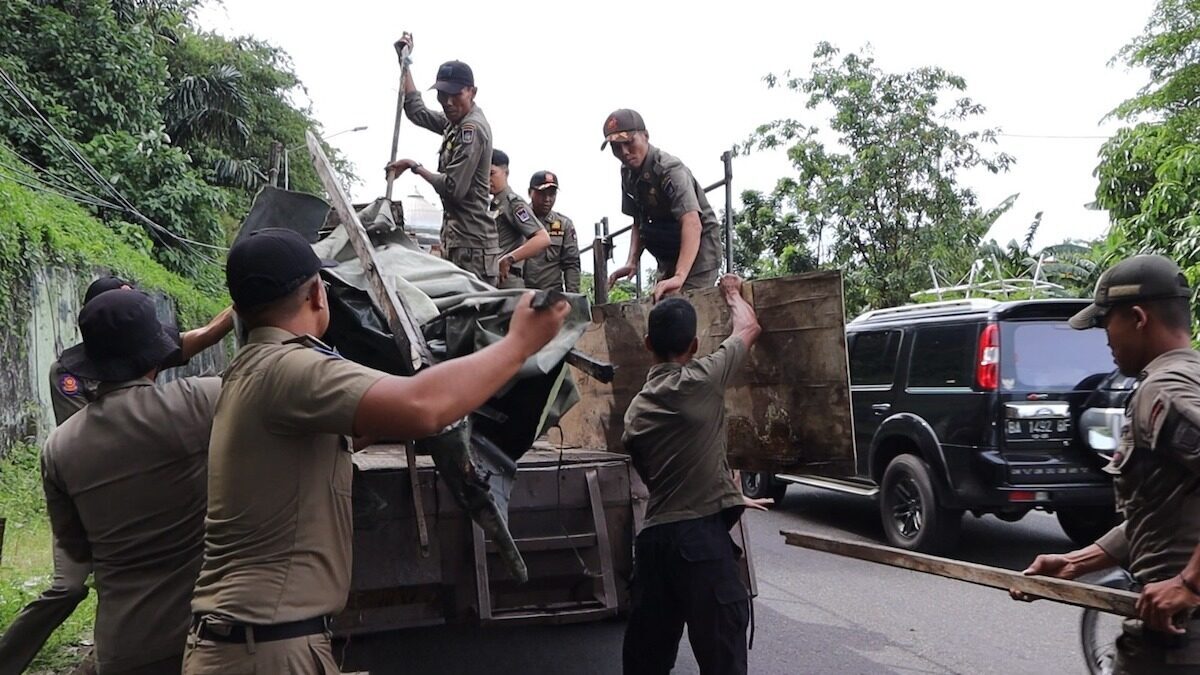 Petugas Satpol PP Padang tertibkan lapak di Jalan Sutan Syahrir. (dok. Humas Pol PP Padang)