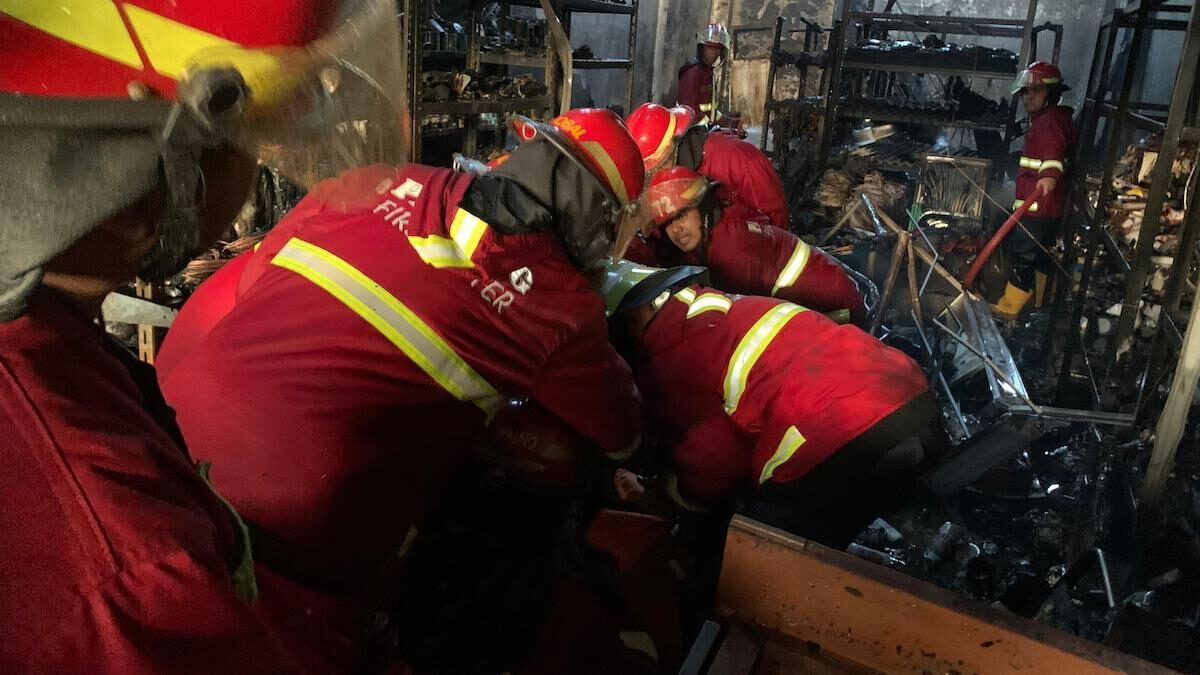 Petugas Damkar Padang mengevakuasi jenazah pemilik ruko yang tak bisa menyelamatkan diri saat kebakaran terjadi. (dok. Damkar Padang)