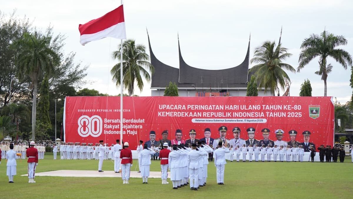 Prosesi penurunan bendera merah putih di Pemprov Sumbar. (dok. adpsb)