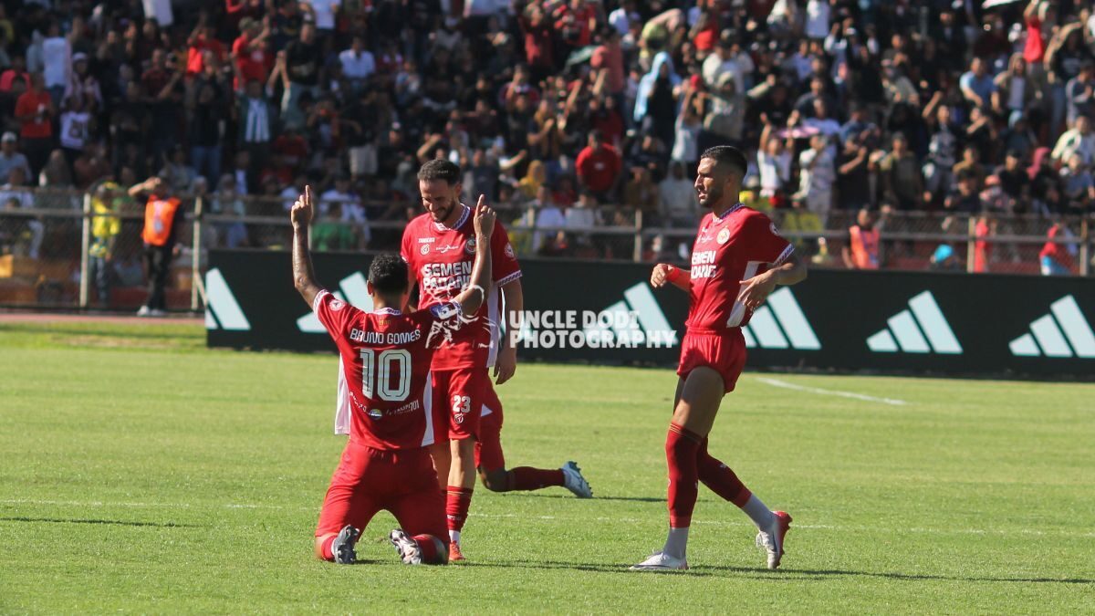 Selebrasi Bruno Gomes usai cetak gol ke gawang PSM. (Dodi Kurniawan for Radarsumbar)