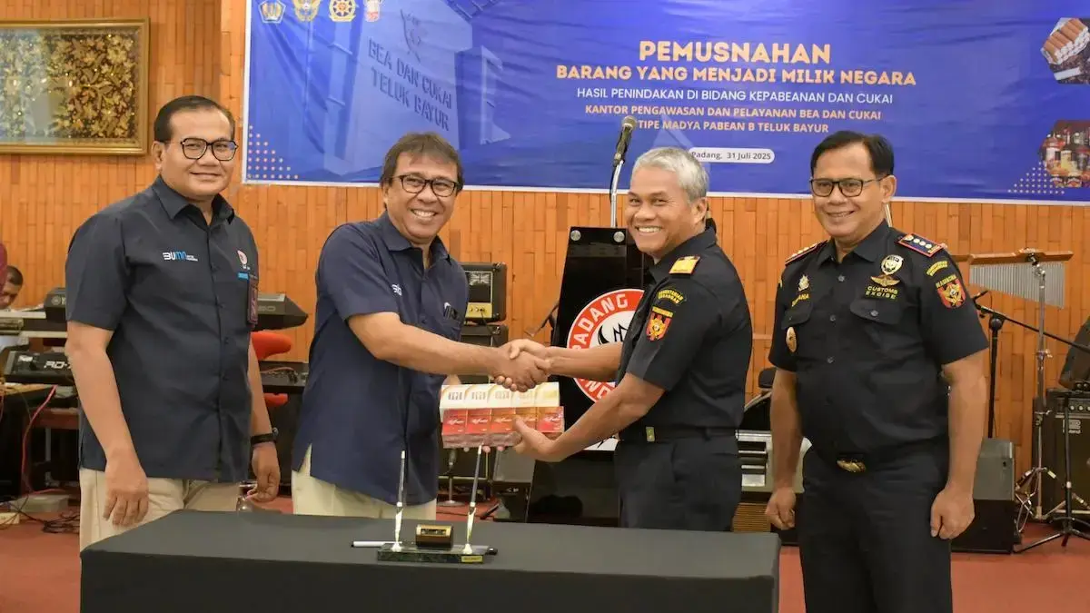 Serah terima barang dari Bea Cukai ke PT Semen Padang untuk dimusnahkan. (dok. Humas Semen Padang)