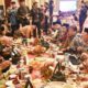 Tamu kehormatan pada HJK Kota Padang ke-356 dihidangkan makan bajamba. (dok. Prokopim)