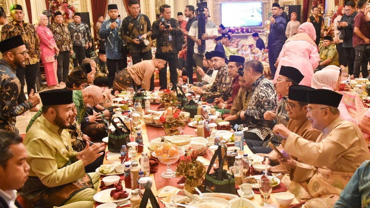 Tamu kehormatan pada HJK Kota Padang ke-356 dihidangkan makan bajamba. (dok. Prokopim)