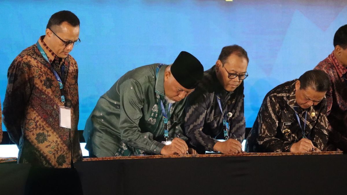 Gubernur Sumbar Mahyeldi saat melakukan MoU terkait menjadi RSUP Dr. M. Djamil jadi pusat pendidikan dokter spesialis. (dok. adpsb)