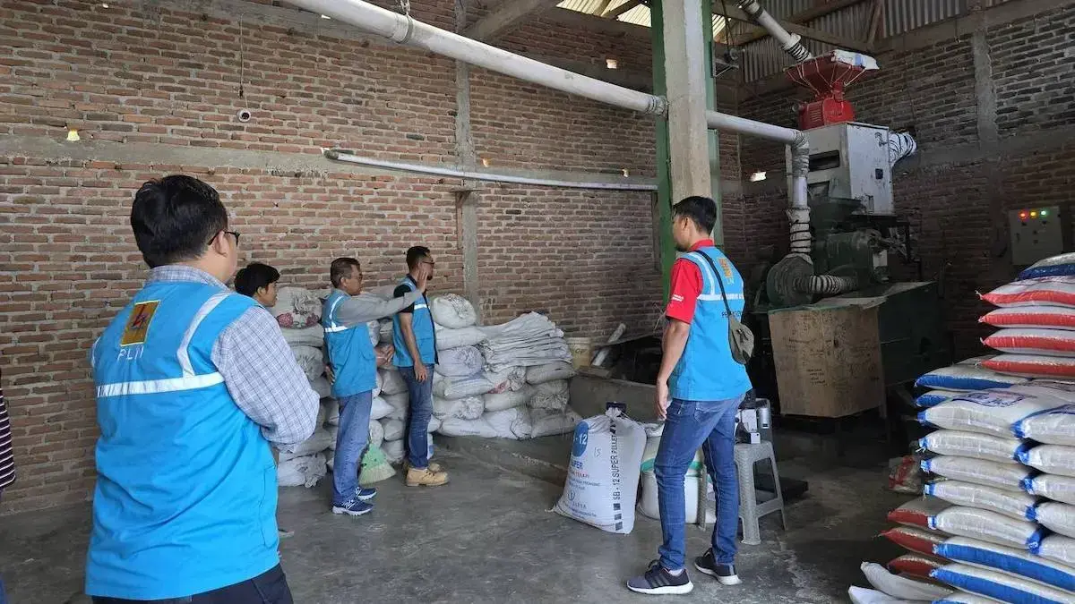 PLN Unit Pelaksana Pelayanan Pelanggan (UP3) Payakumbuh lakukan penyalaan huller listrik berkapasitas 33 kVA pada Huller Listrik Welky. (dok. istimewa)