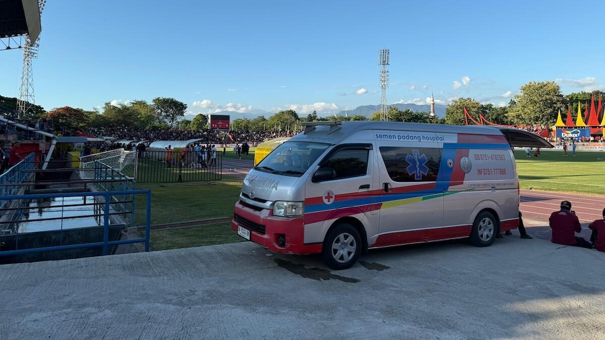 Tim kesehatan dari SPH support Semen Padang FC di BRI Super League. (dok. istimewa)