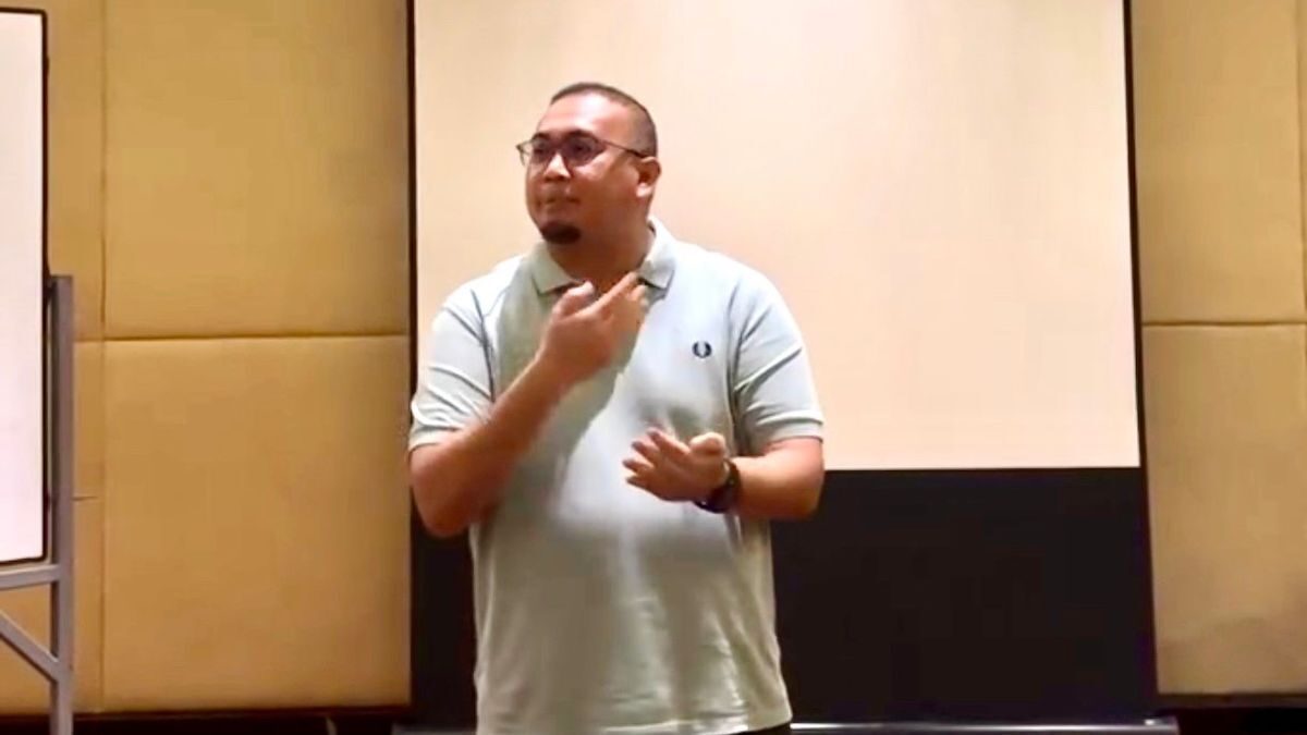 Penasihat Semen Padang FC Andre Rosiade beri motivasi pemain jelang laga lawan Persebaya. (dok. tangkapan layar)