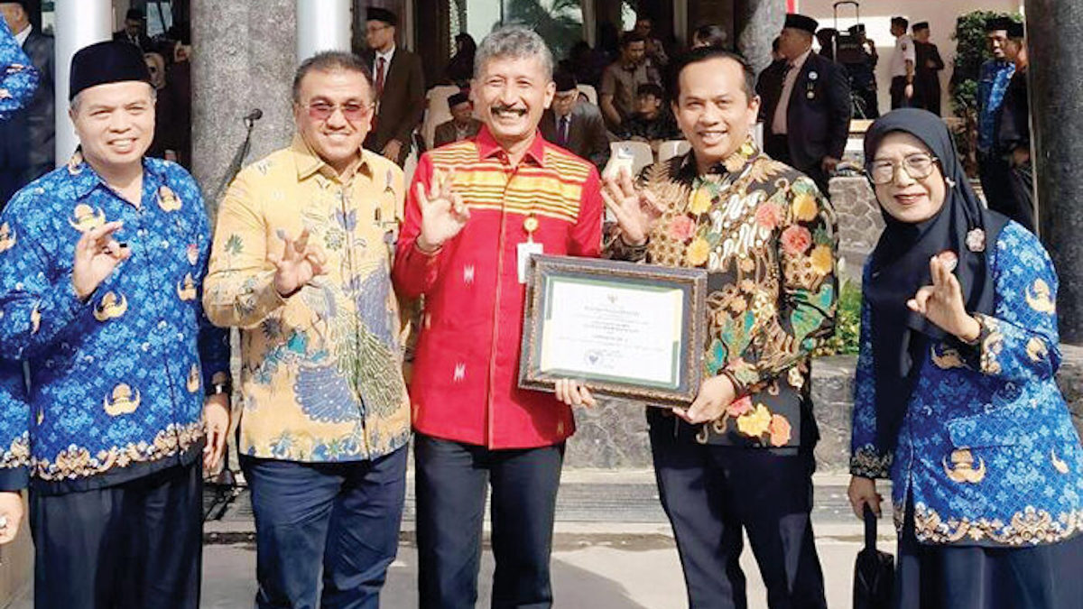Dirut Bank Nagari, Gusti Chandra bersama Ketua Koperasi Bank Nagari, Dedi Cardi saat meraih Peringkat I Koperasi Besar Sumatera Barat tahun 2024 yang lalu. (dok. istimewa)