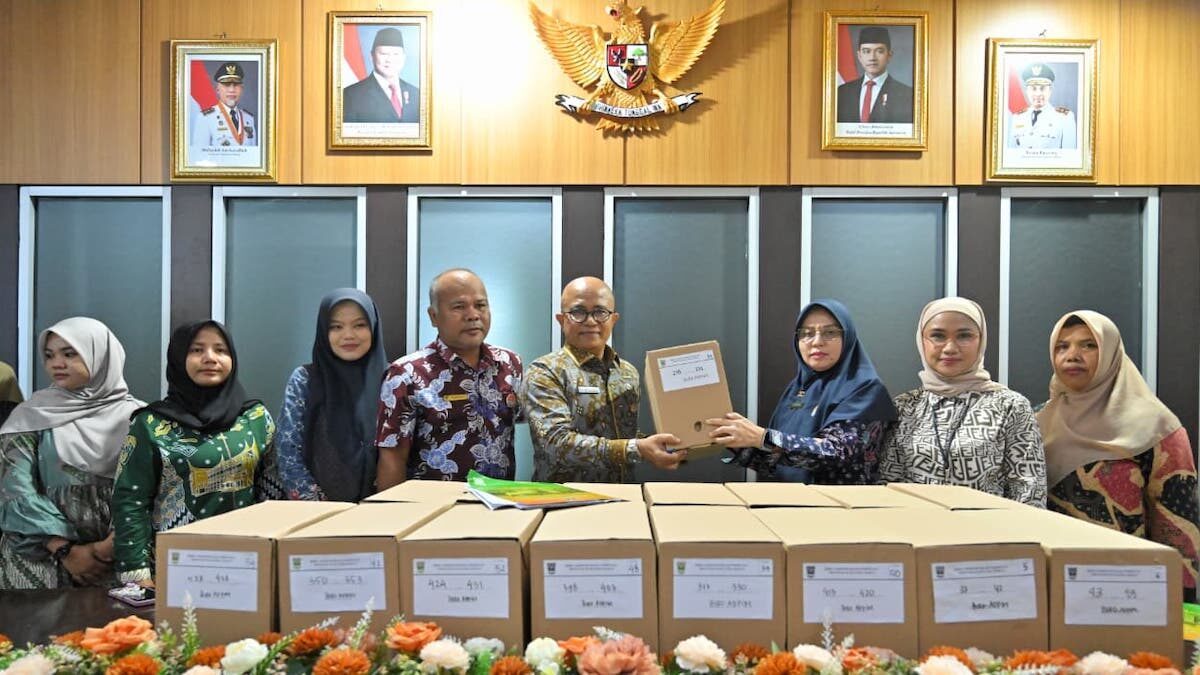 Biro Adpim Pemprov Sumbar serah terima box arsip. (dok. adpsb)