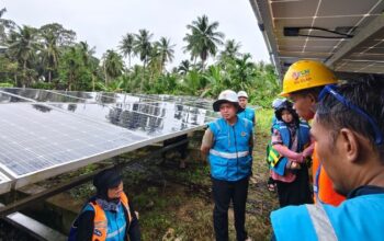 GM PLN UID Sumbar Ajrun Karim cek kesiapan listrik di Mentawai pada HPN 2025. (dok. Humas PLN)