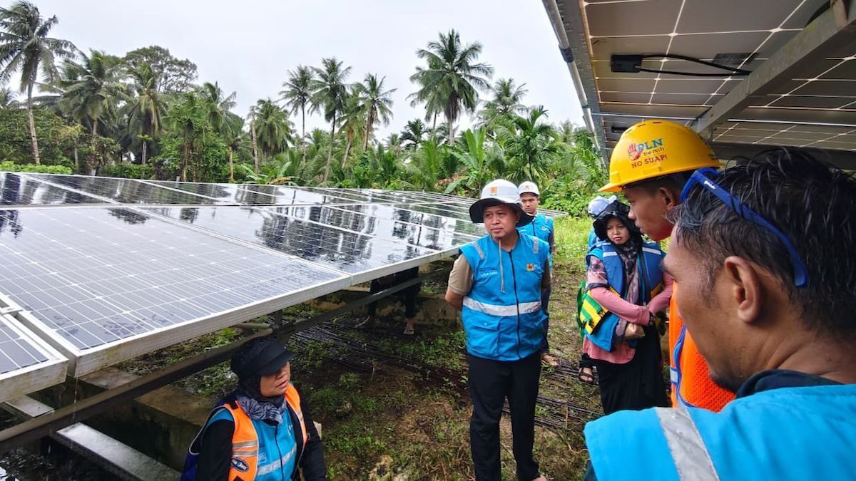 GM PLN UID Sumbar Ajrun Karim cek kesiapan listrik di Mentawai pada HPN 2025. (dok. Humas PLN)