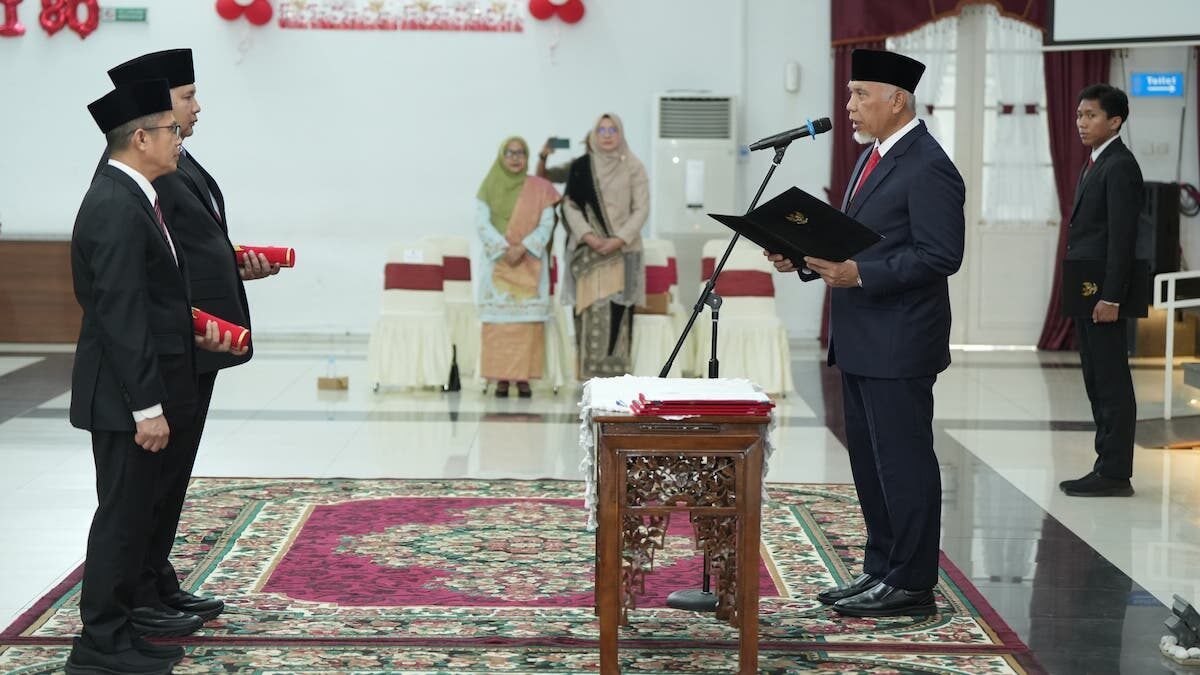 Gubernur Mahyeldi lantik dua pejabat di lingkup Pemprov Sumbar. (dok. adpsb)