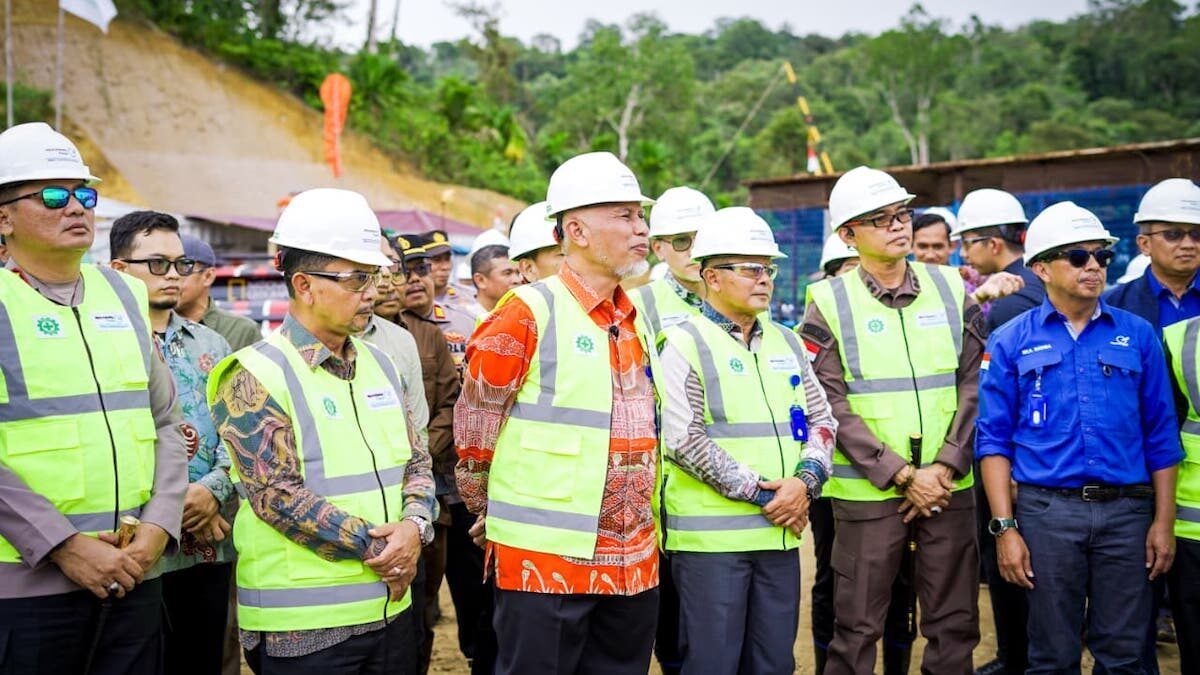 Gubernur Sumatera Barat, Mahyeldi Ansharullah, meresmikan pengeboran perdana sumur panas bumi BNJ-1 PSPE Bonjol milik PT Medco Power Indonesia di Kabupaten Pasaman Barat, Kamis (11/9). (dok. adpsb)