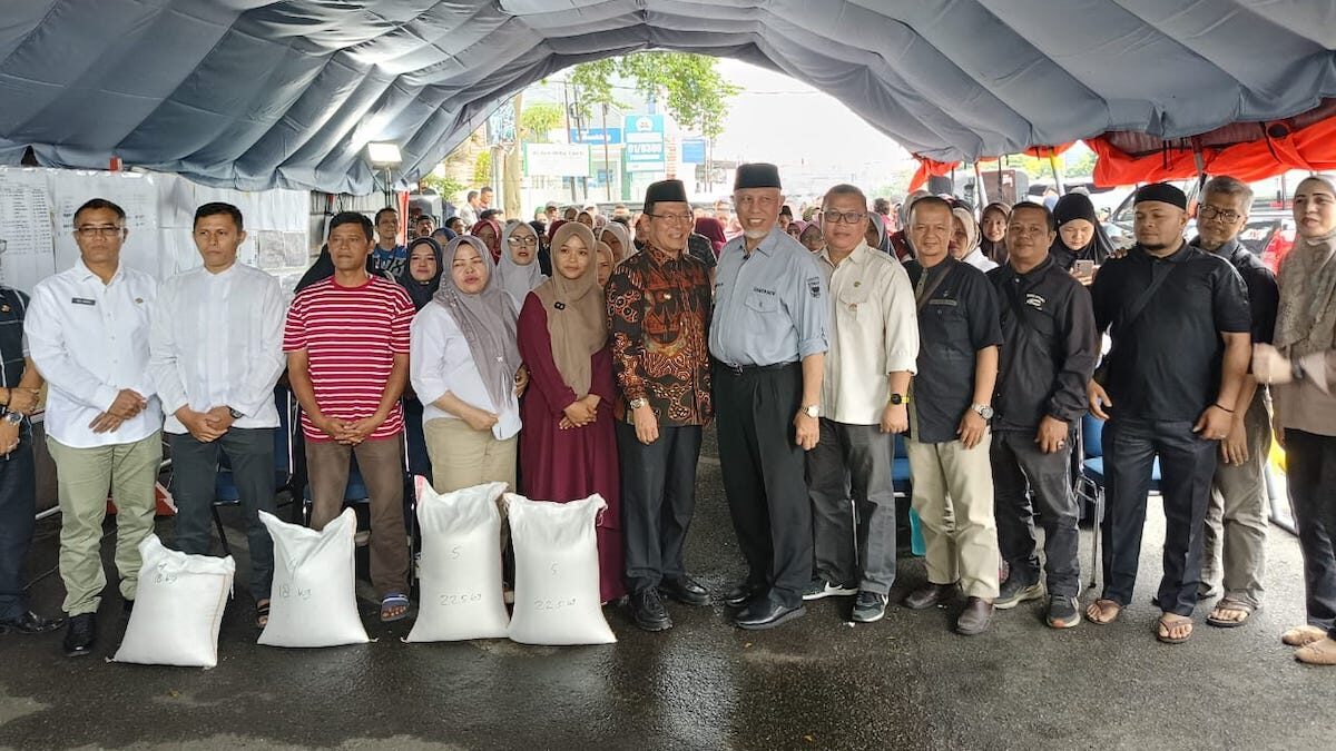 Gubernur Mahyeldi serahkan bantuan beras untuk pedagang terdampak kebakaran Pasar Payakumbuh. (dok. adpsb)