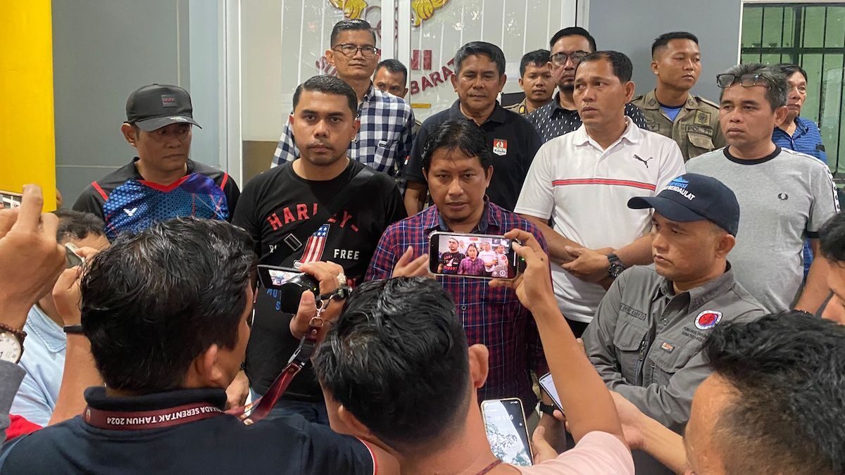 Hamdanus-Dipo usai pendaftaran pemilihan Ketua KONI Sumbar. (dok. istimewa)