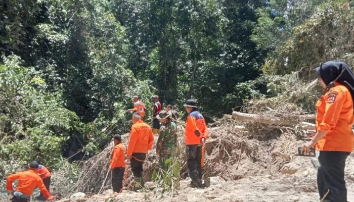 BPBD Agam Bersihkan Longsor di Sungai Ngarai Sianok, Aliran Air kembali Lancar