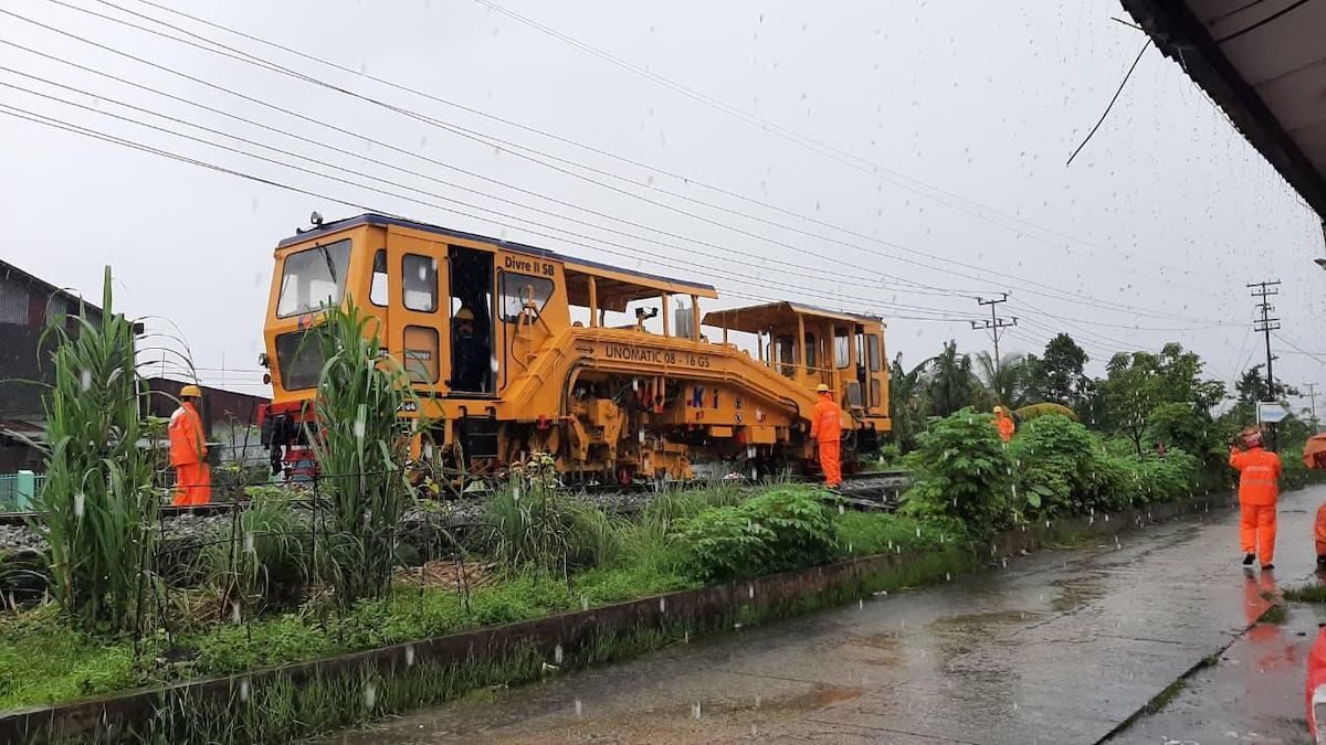 KAI Divre II Sumbar lakukan perawatan rel saat hujan. (dok. Humas KAI)