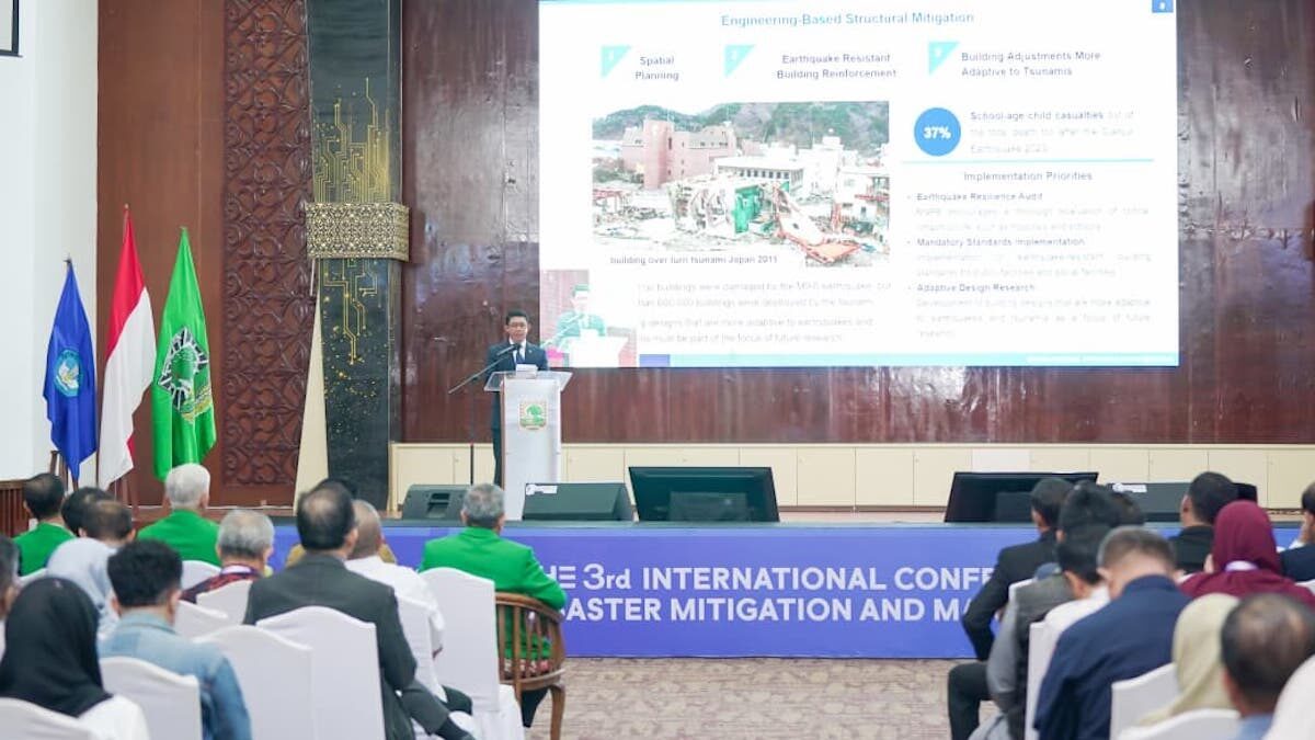 Kepala BNPB Letjen TNI Dr. Suharyanto, S. Sos., M.M saat menjadi keynote speaker pada Konferensi Internasional Penanggulangan dan Mitigasi Bencana ke-3 di Universitas Andalas, Kota Padang, Sumatra Barat pada Senin (29/9). (dok. Humas BNPB)