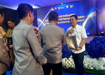 Ketua PWI Sumbar terima penghargaan dari Kapolda Sumbar. (dok. istimewa)