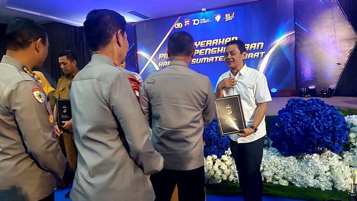Ketua PWI Sumbar terima penghargaan dari Kapolda Sumbar. (dok. istimewa)