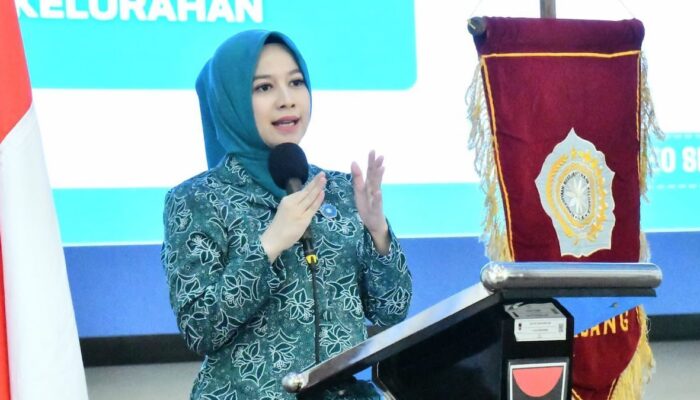 Ketua TP PKK Padang Serahkan Hadian Kelompok Berprestasi Tahun 2025