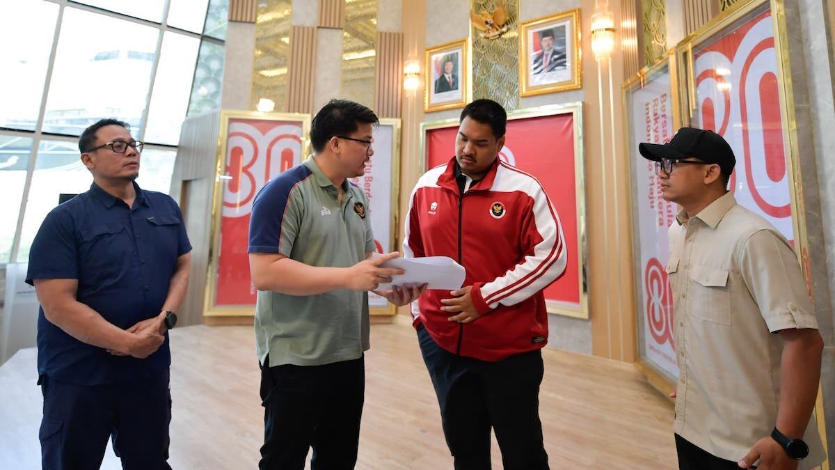 Teks: Menteri Pemuda dan Olahraga (Menpora) RI, Dito Ariotedjo, melepas sekaligus memberi motivasi kepada skuad futsal Garuda di Media Center Kemenpora, Rabu (3/9/2025). (Foto Humas Kemenpora)