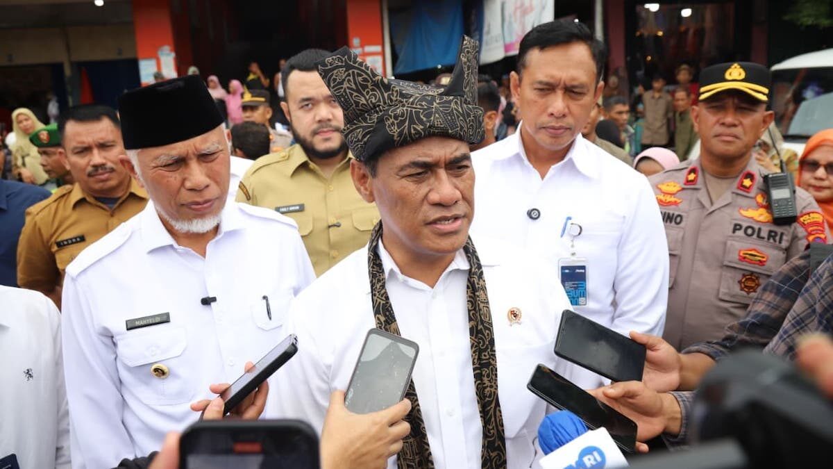 Mentan Amran Sulaiman mengunjungi Pasar Lubuk Buaya, Kota Padang. (dok. adpsb)