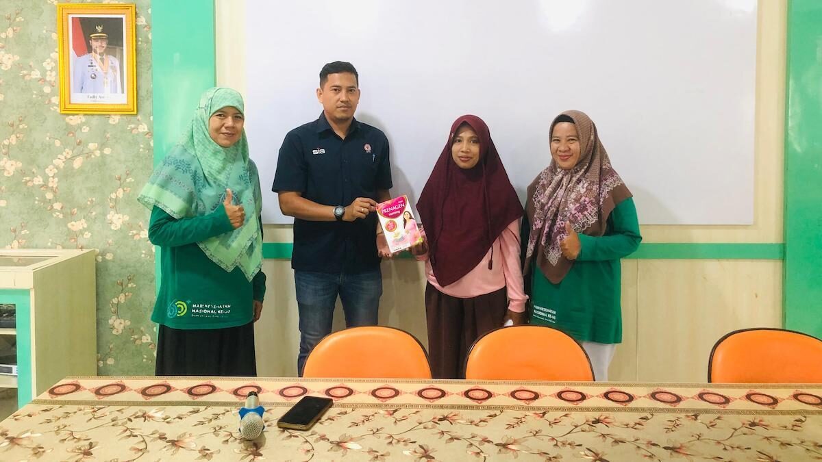 PT Semen Padang salurkan bantuan susu khusus ibu hamil. (dok. istimewa)