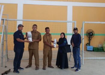 PTPN IV Regional 4 salurkan bantuan alat olahraga. (dok. istimewa)