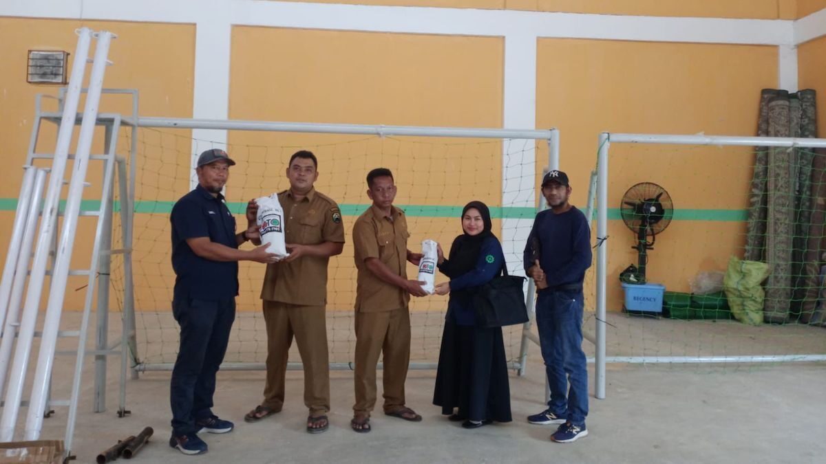 PTPN IV Regional 4 salurkan bantuan alat olahraga. (dok. istimewa)