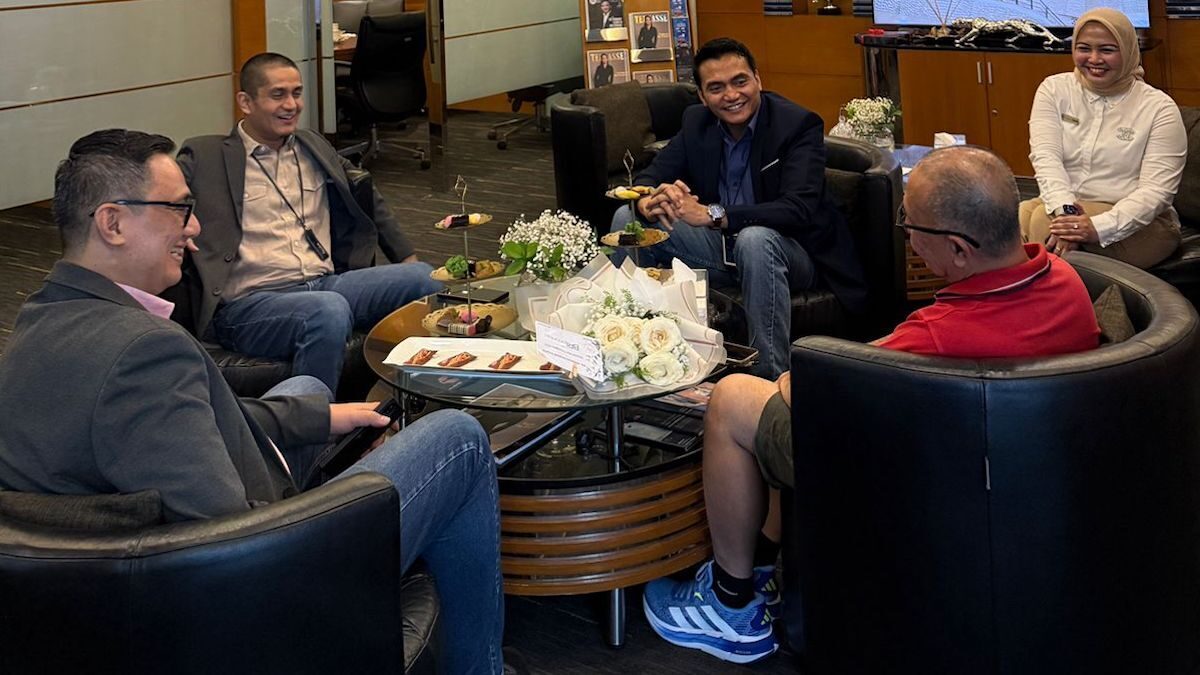 RCEO BRI Padang, Riza Pahlevi sapa pelanggan di Harpelnas 2025. (dok. istimewa)