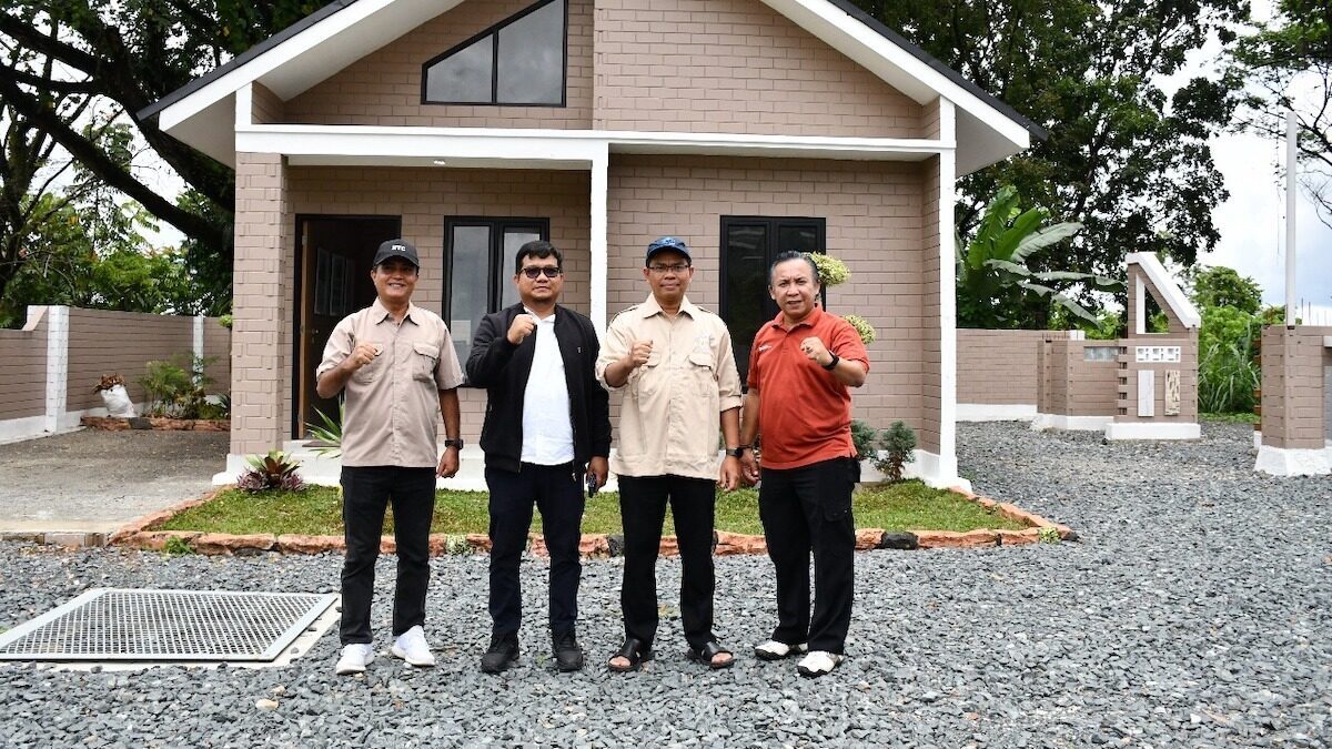 Rektor UNP kunjungi rumah contoh dari SEPABLOCK di PT Semen Padang. (dok. Humas)